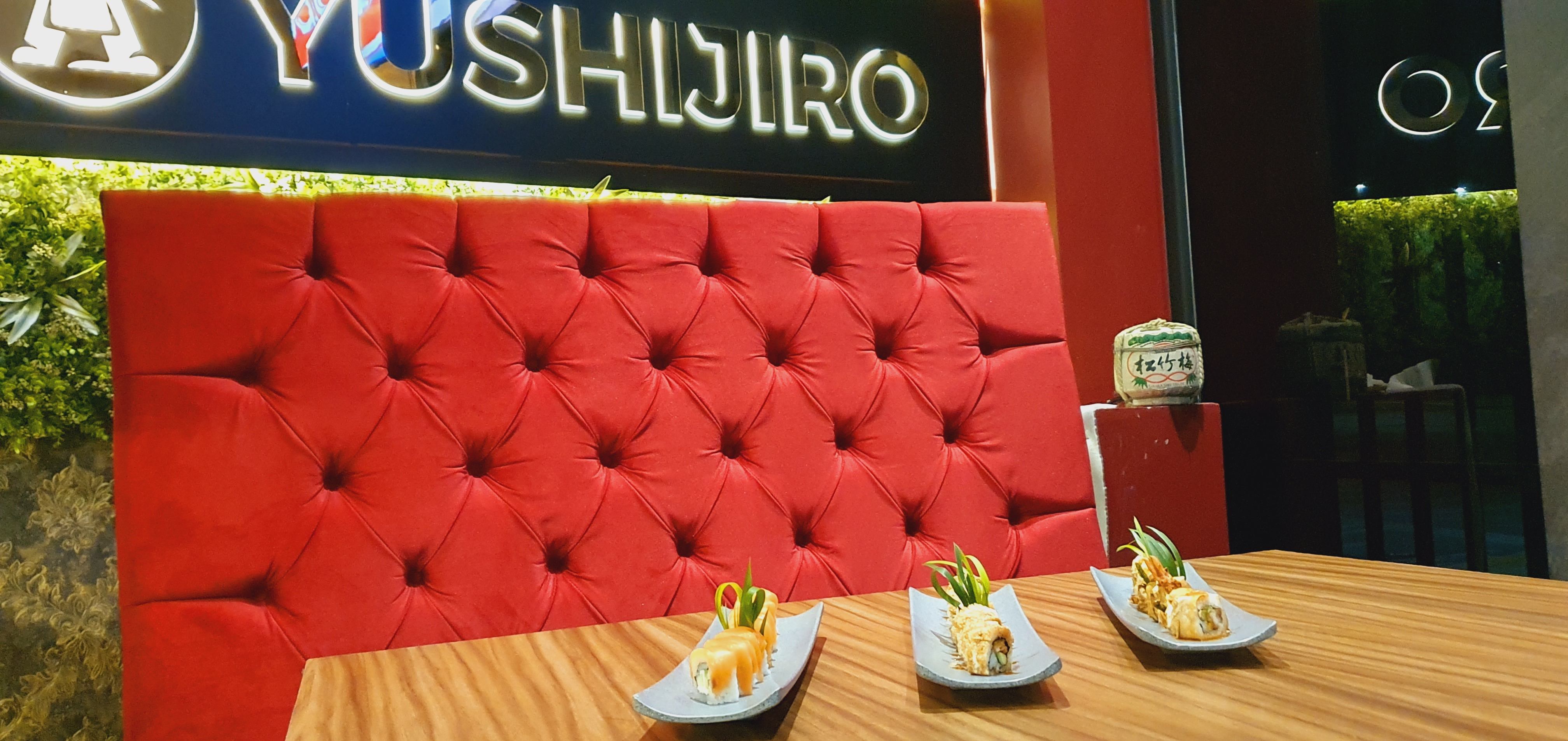 Mesa servida en sucursal Yushijiro